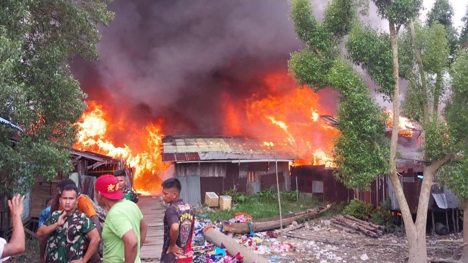 puluhan-rumah-terbakar-di-distrik-wanam