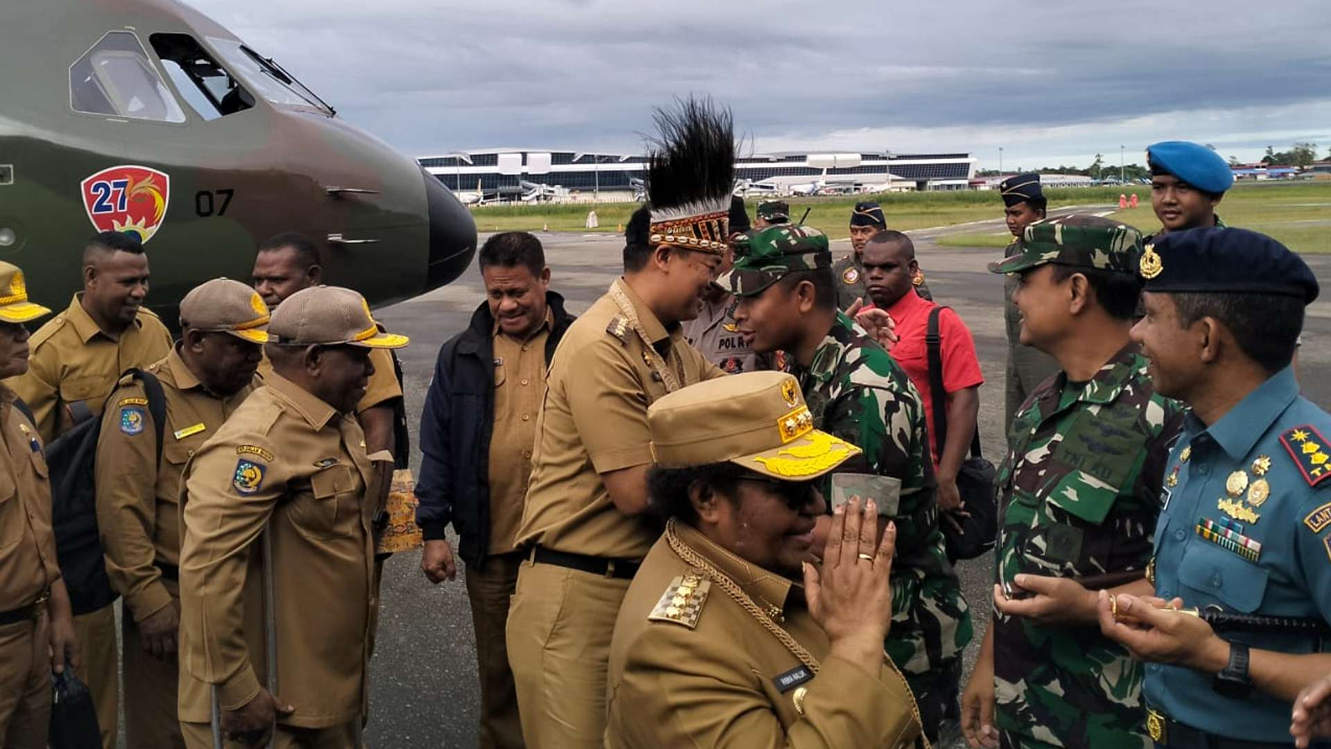 tiba-di-timika-pj-bupati-mimika-pj-gubernur-papua-tengah-dikawal-ratusan-aparat