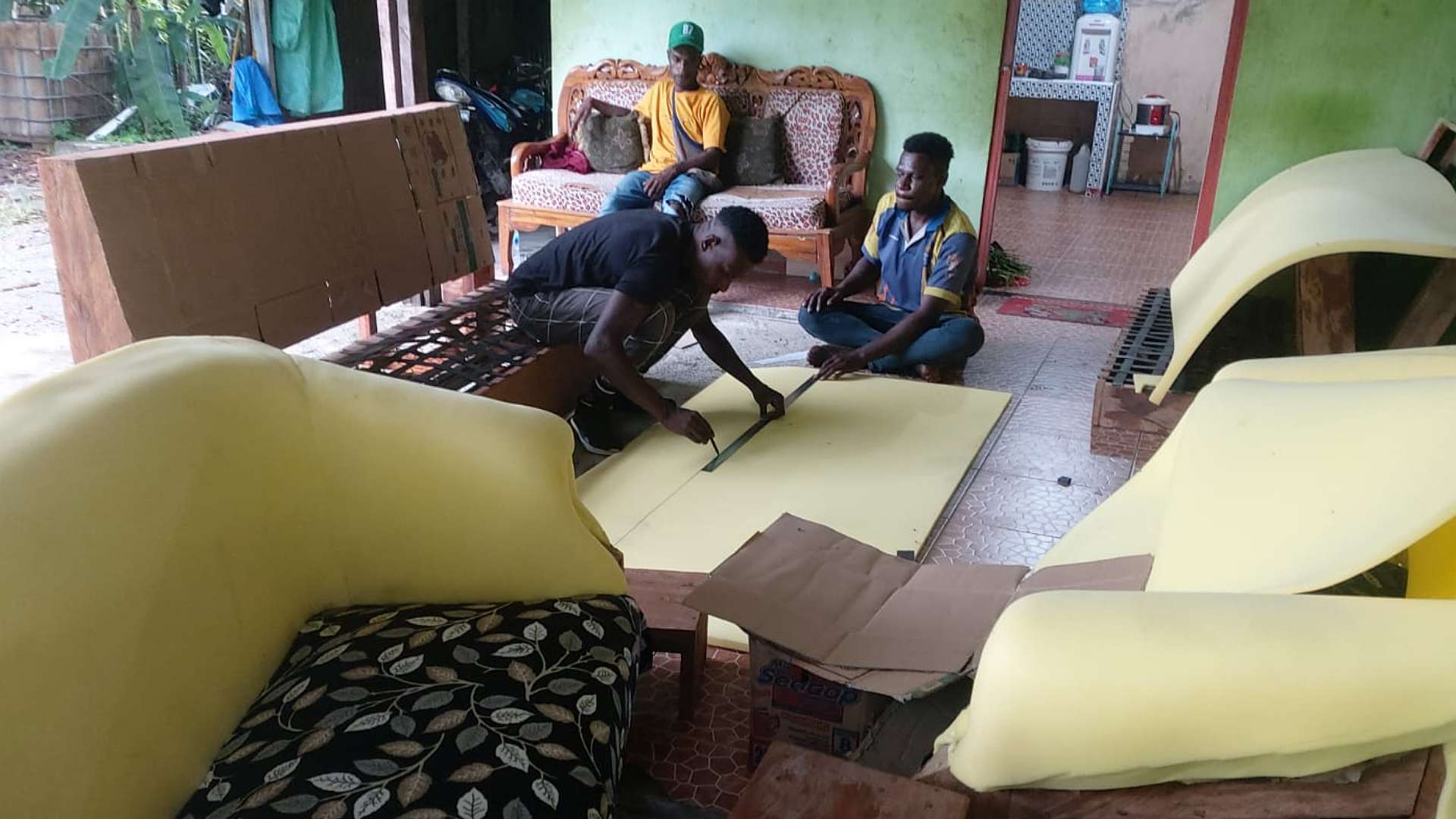 Sekda Mimika, Petrus Yumte didampingi Direkrus YPTP Pator Didimus saat melihat siswa sedang melakukan pengerjaan kursi sofa. Foto: Terry/Papua60detik)