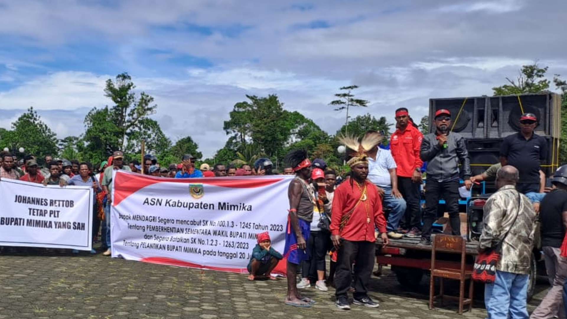 massa-pendukung-john-rettob-unjuk-rasa-di-kantor-pusat-pemerintahan-mimika