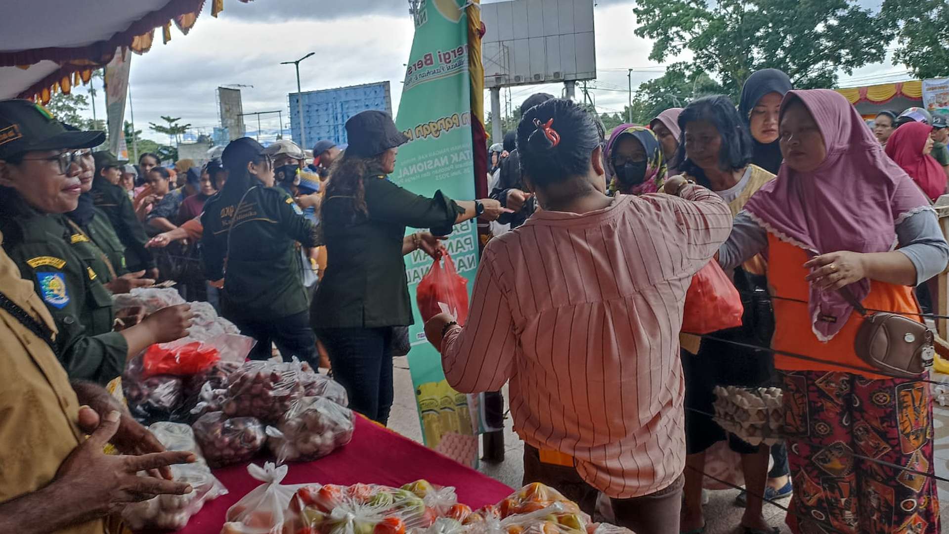 pasar-murah-di-eme-neme-diserbu-warga-stok-ludes-sebelum-tengah-hari