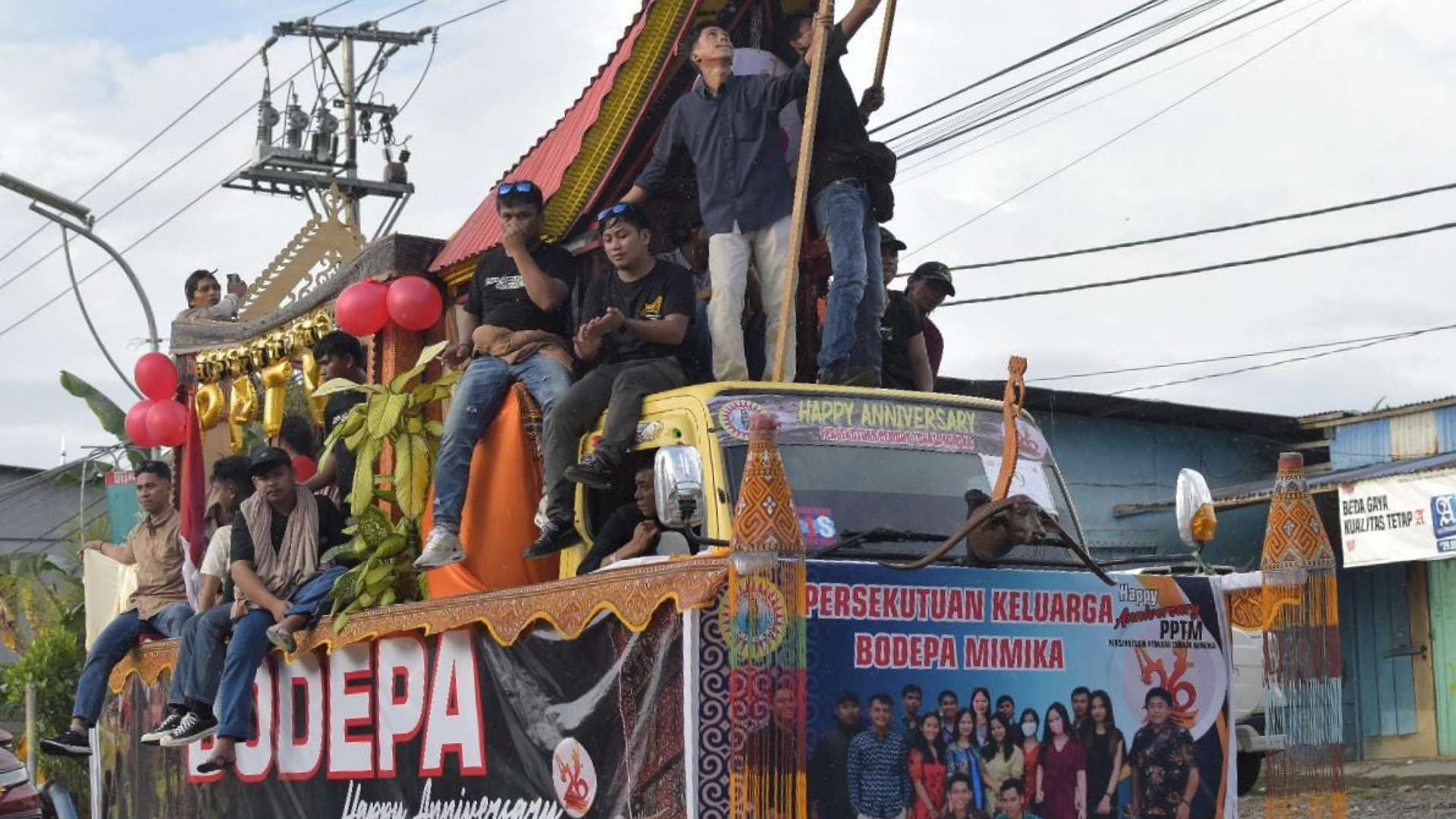 lomba-mobil-hias-pemuda-toraja-mimika-sambut-hut-ke-26