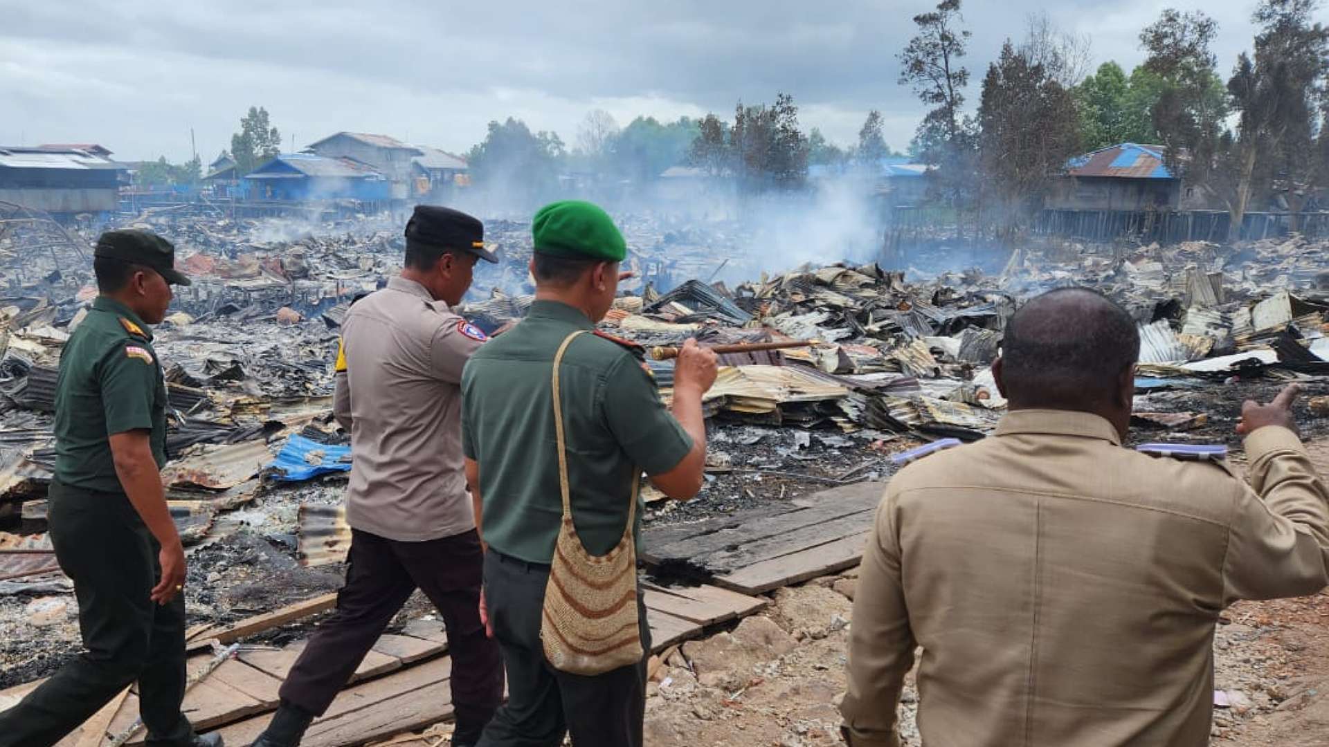 Forkopimda Kabupaten Merauke saat meninjau langsung lokasi kebakaran di Kampung Wogikel Wanam, Distrik Ilwayab Merauke. Foto: Humas Polda Papua