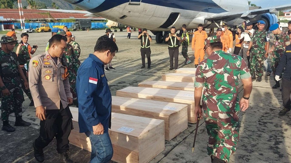 jenazah-korban-kecelakaan-pesawat-sam-air-mulai-diidentifikasi-malam-ini