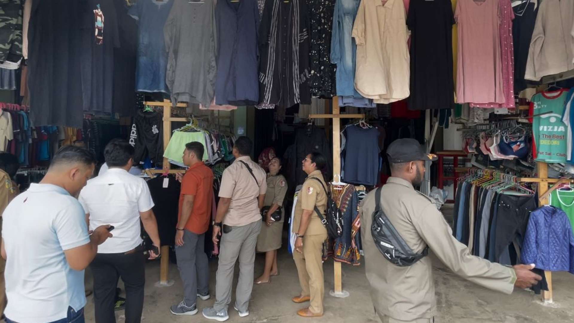 pemkab-ultimatum-pedagang-pakaian-bekas-impor-harus-tutup-dalam-dua-pekan