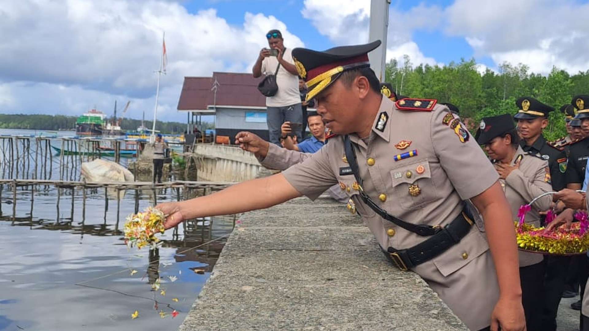 tabur-bunga-di-perairan-pomako-polres-mimika-kenang-jasa-pahlawan-jelang-hut-bhayangkara-ke-77