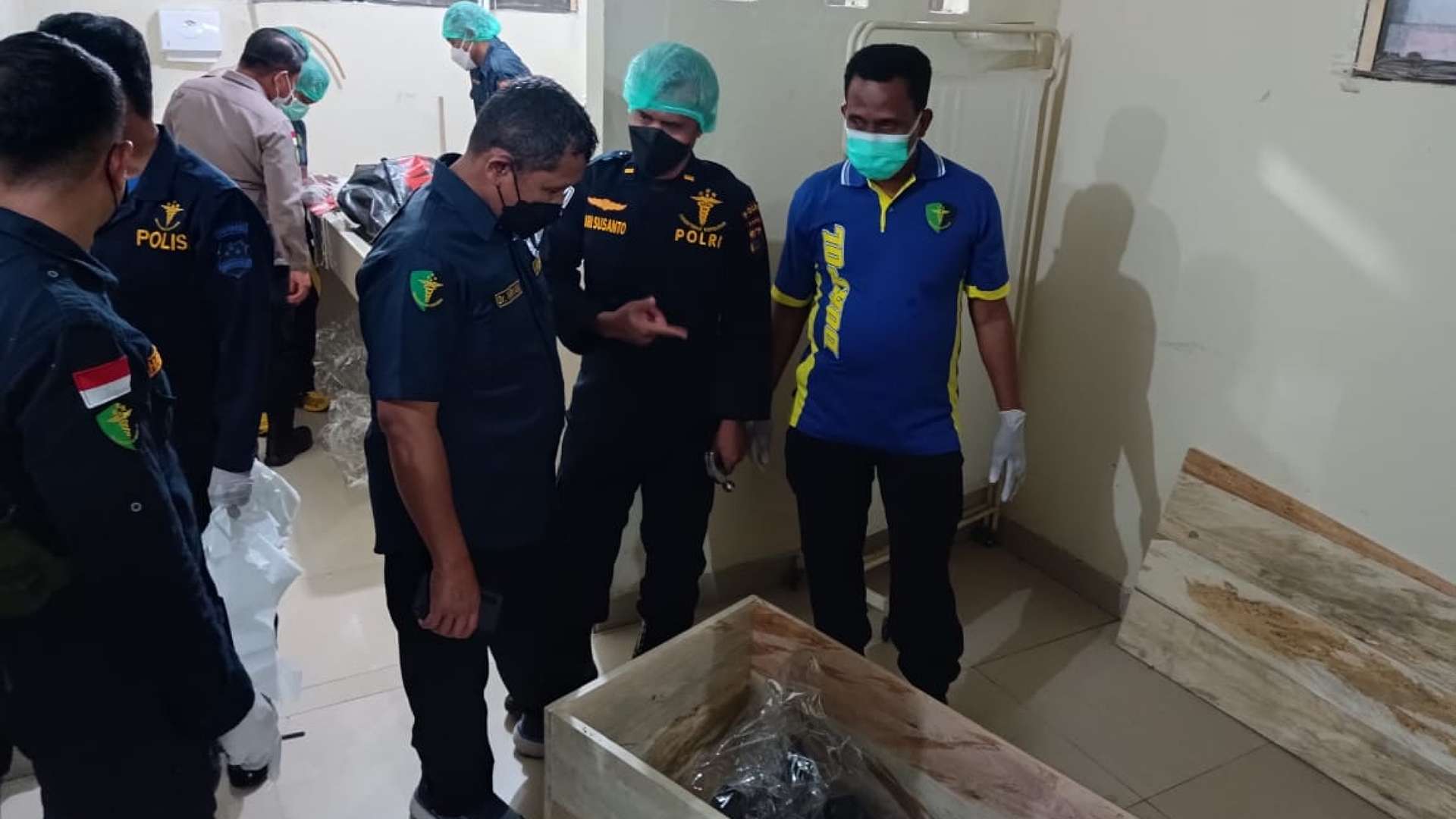 Evakuasi jenazah korban kecelakaan Pesawat Sam Air PK-SMW. Foto: Humas Polda Papua