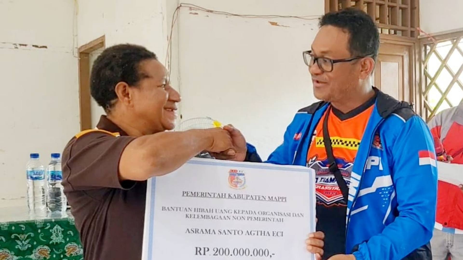 pemkab-mappi-hibahkan-dana-kepada-14-gereja-dan-masjid-di-distrik-assue-dan-haju
