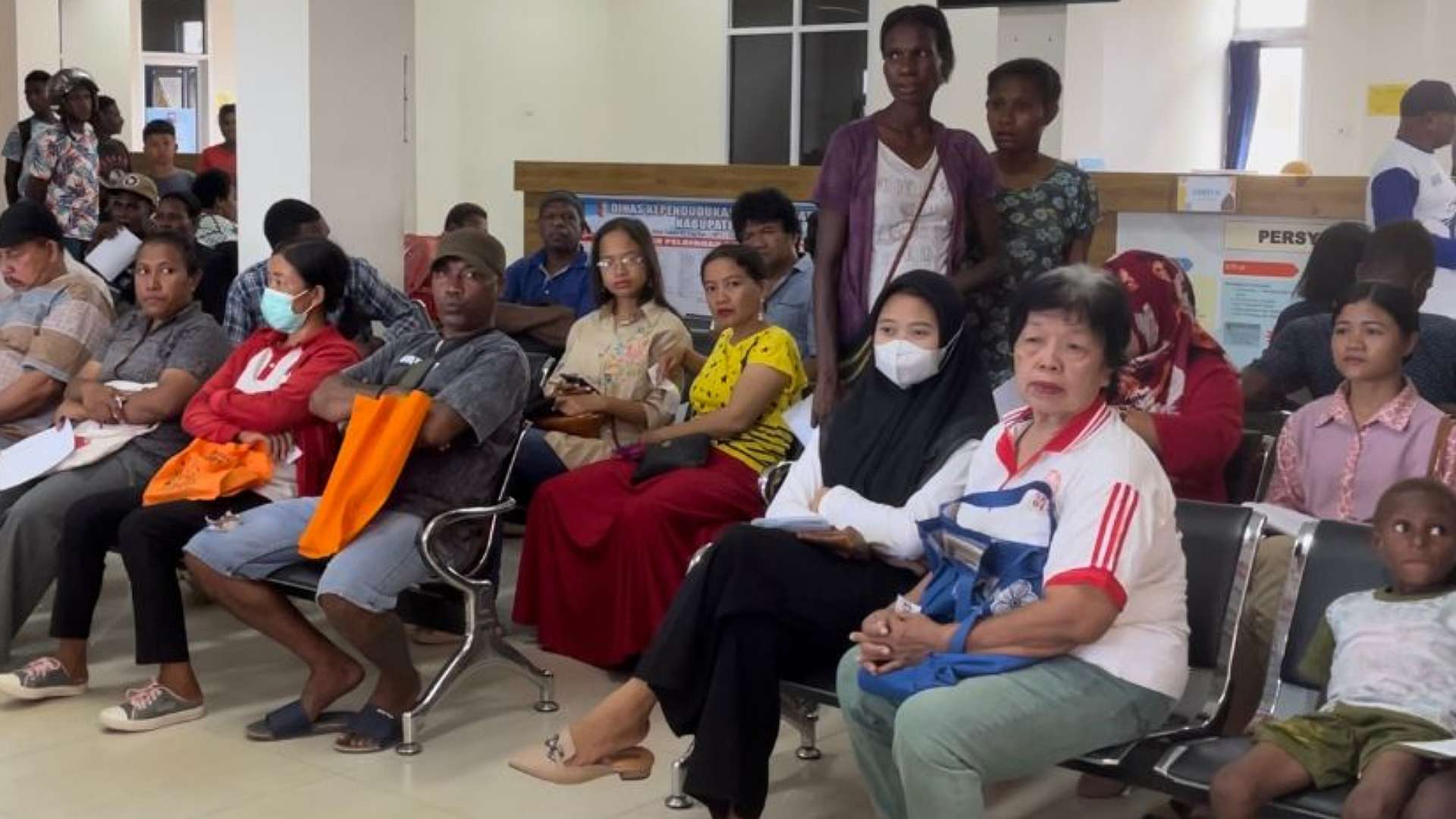 Masyarakat mengurus dokumen kependudukan di Kantor Dinas Dukcapil Merauke. Foto:Ami/ Papua60detik