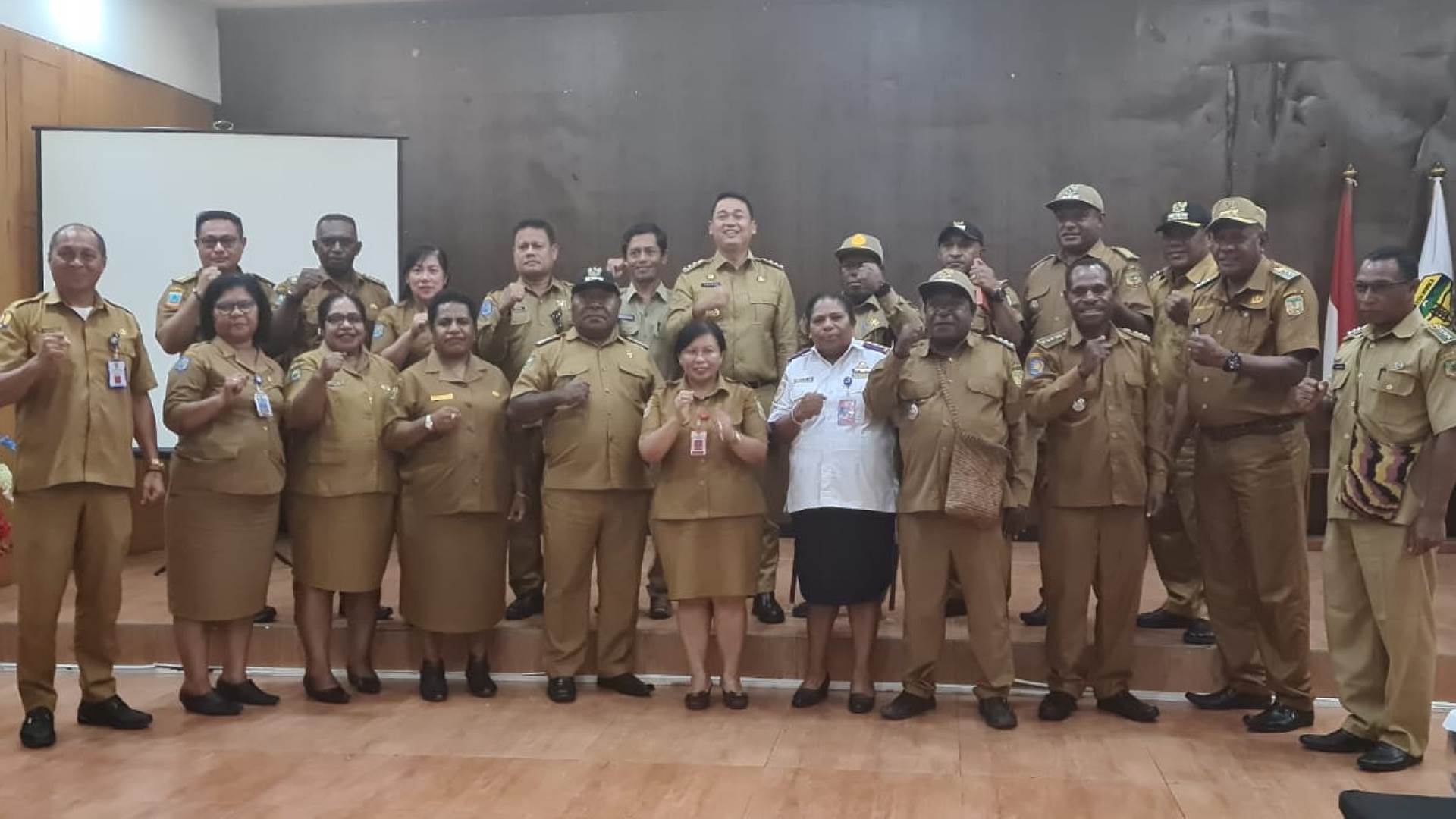 pj-bupati-mimika-rapat-bersama-18-kadistrik-bahas-program-prioritas