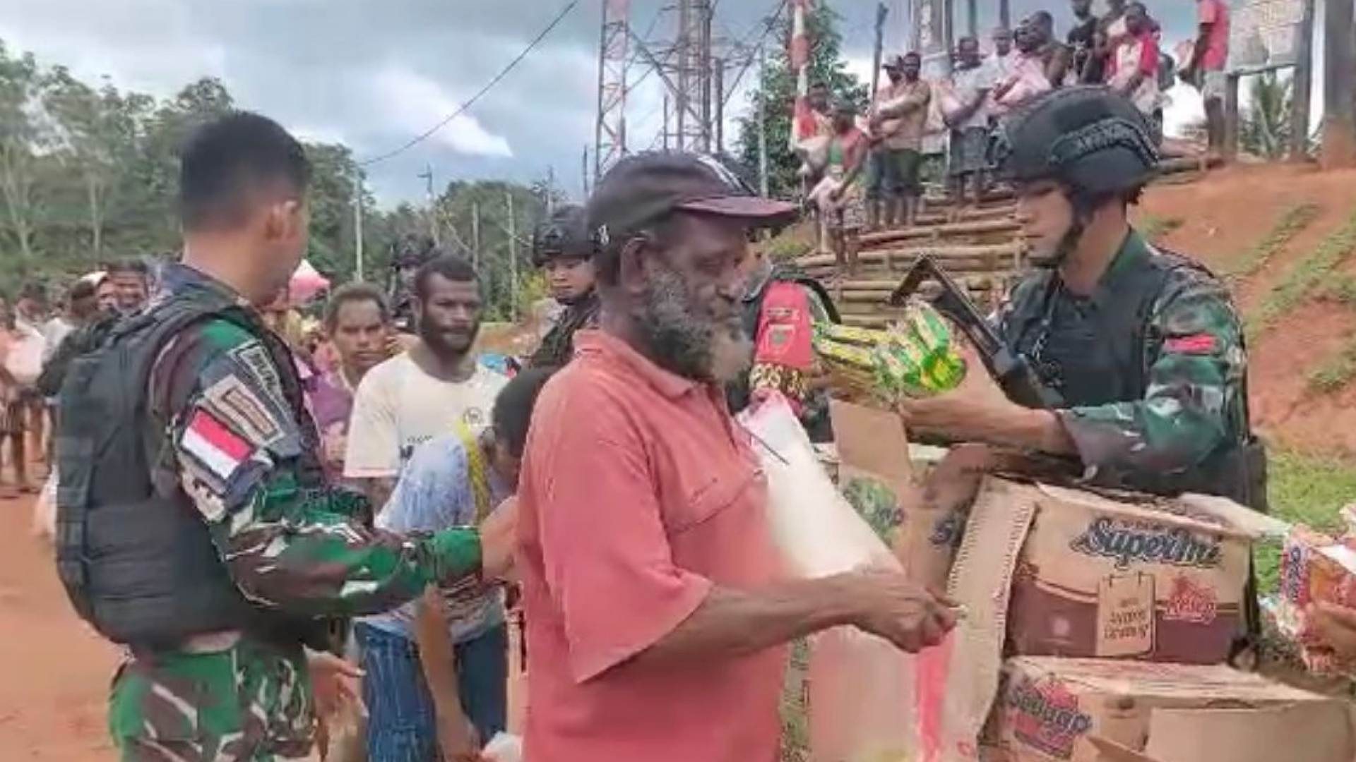 jelang-purna-tugas-satgas-725wrg-bagikan-sembako-di-kampung-kombut