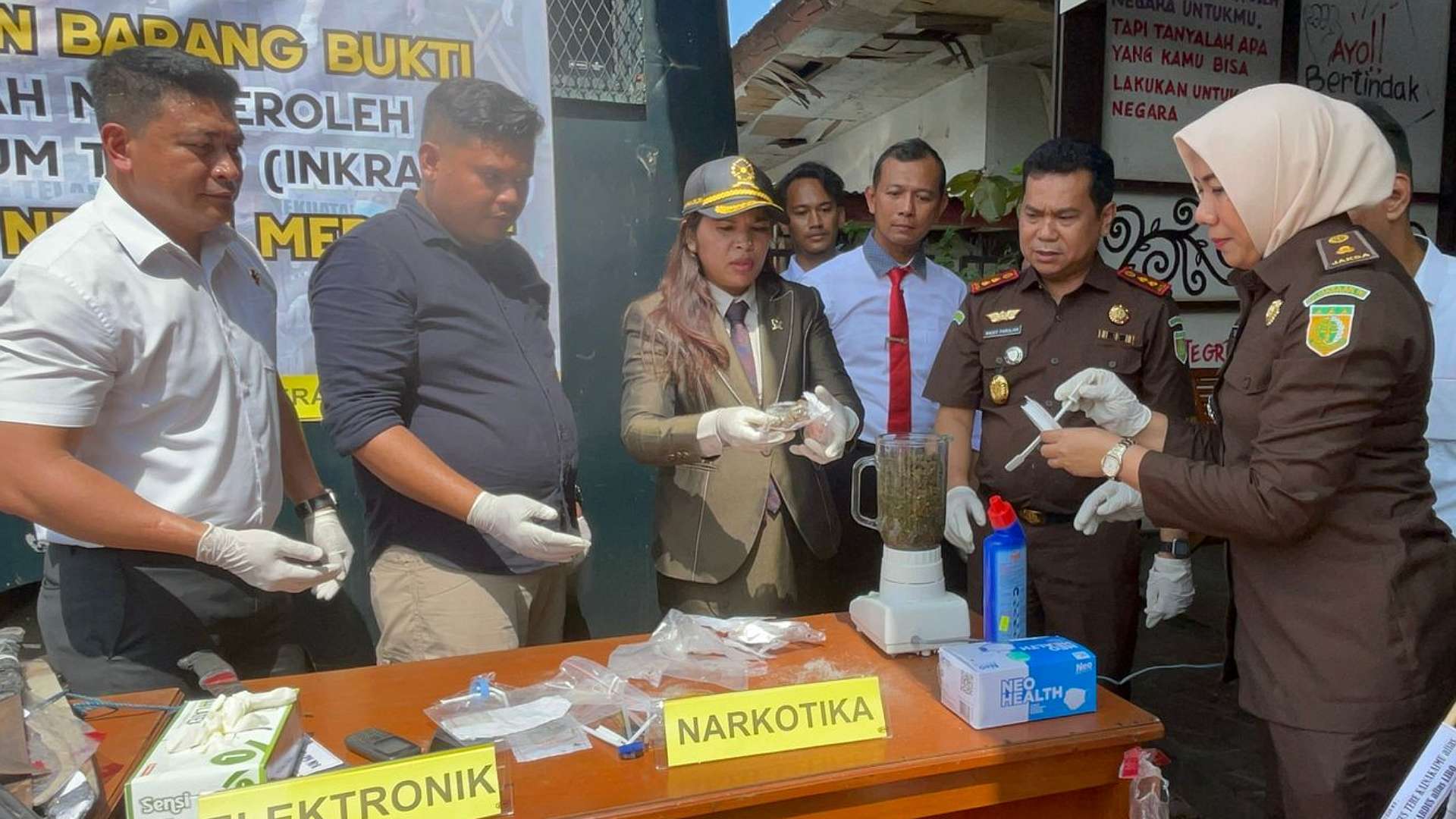 kejari-merauke-musnahkan-ratusan-barang-bukti-perkara-inkrah