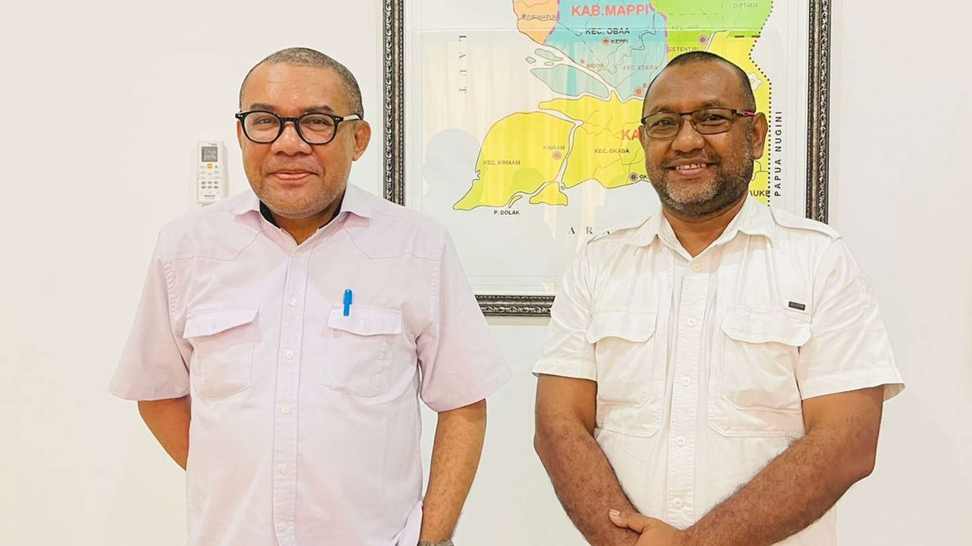 Kepala Dinas PUPR Papua Selatan, Ramses Kambuaya didampingi Kabid Cipta Karya Agus Bonai. Foto: Ami/ Papua60detik