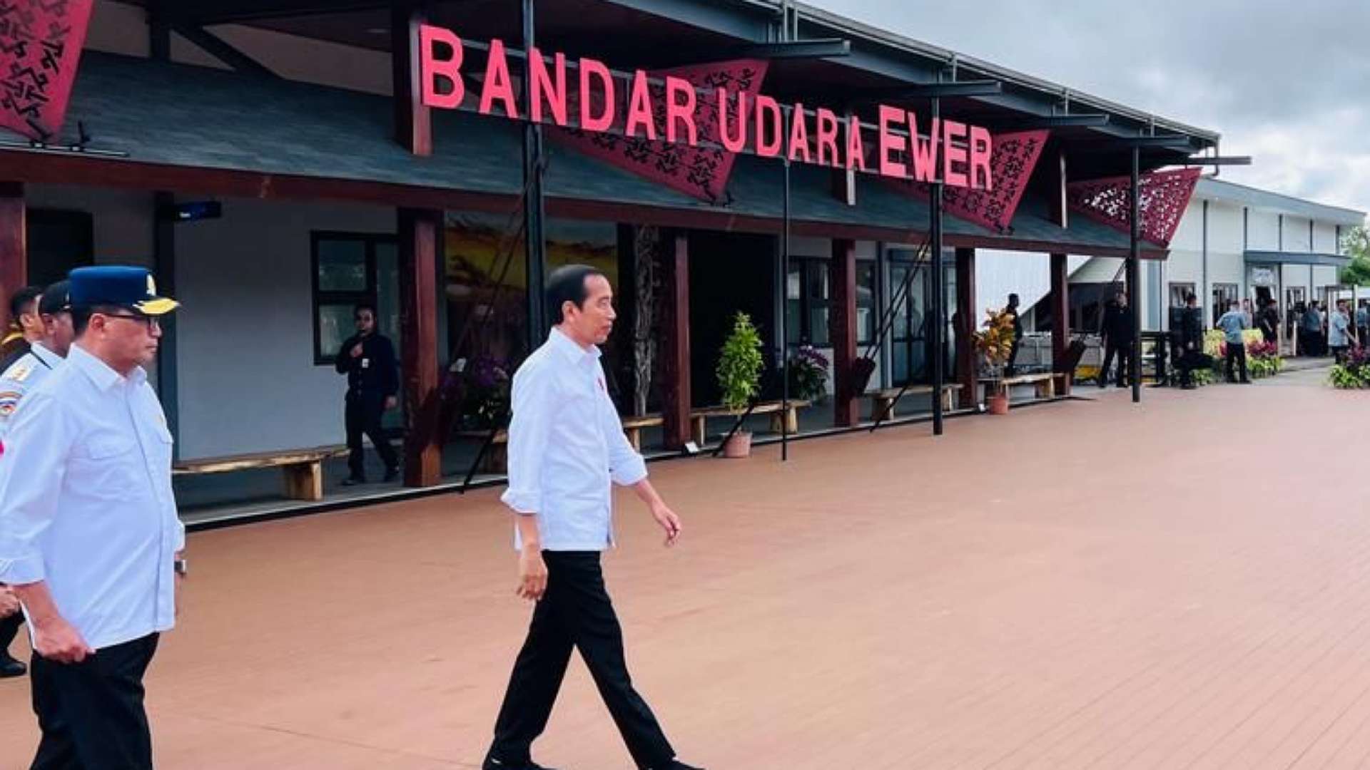 presiden-jokowi-resmikan-pengembangan-bandara-ewer-asmat