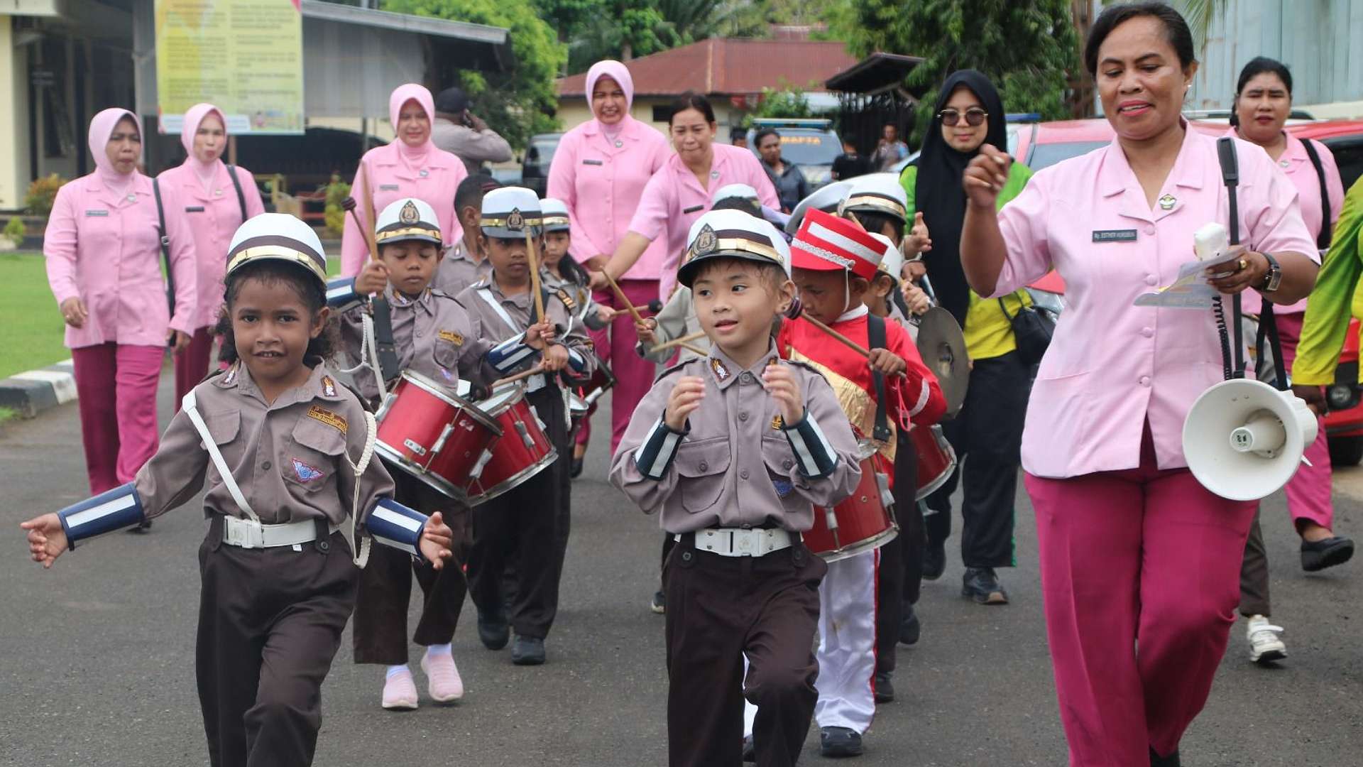 Ketua Bhayangkari Cabang Merauke Gita Sandi Sultan bersama pengurus dan guru guru mendampingi murid-murid  TK Kemala Bhayangkari kunjungi Mapolres, Kamis (6/7/2023). Foto: Istimewa