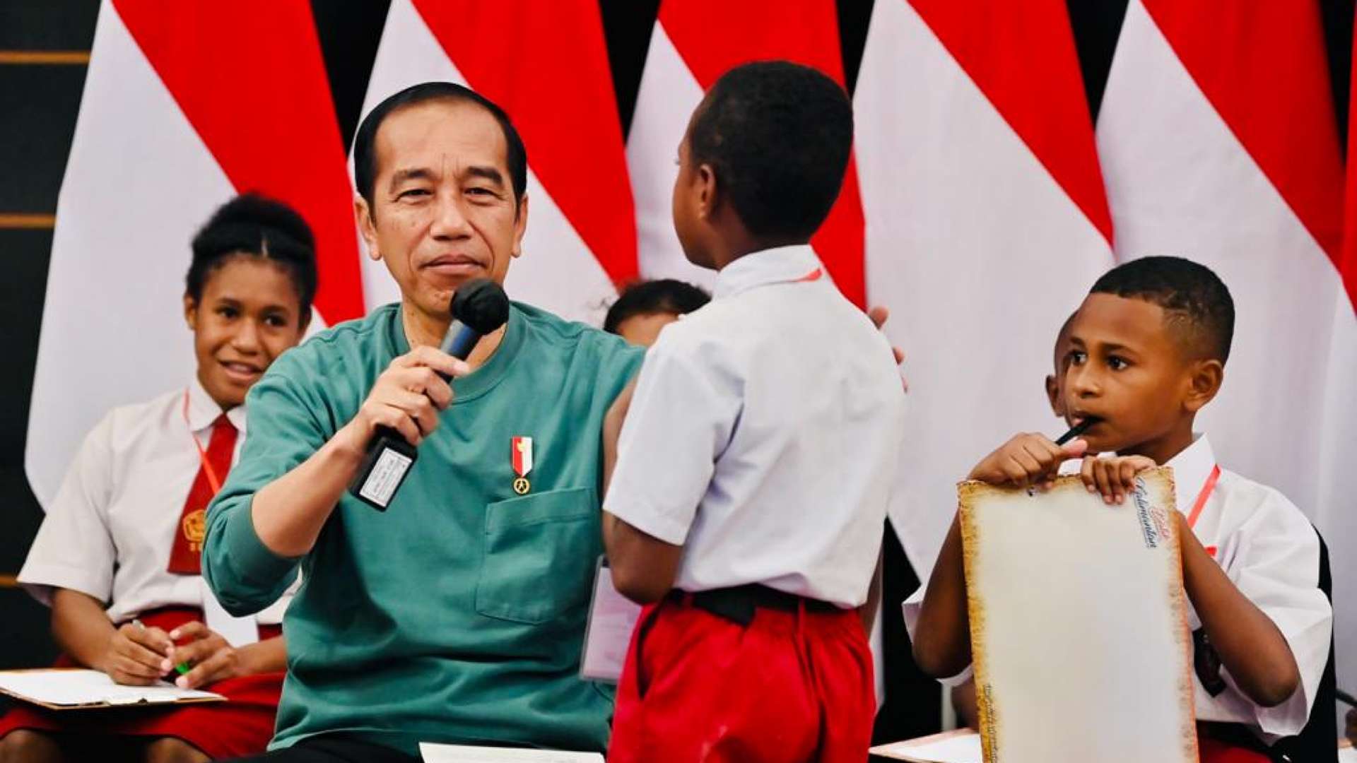 jumpa-anak-anak-papua-jokowi-berikan-kuis-matematika-berhadiah-sepeda