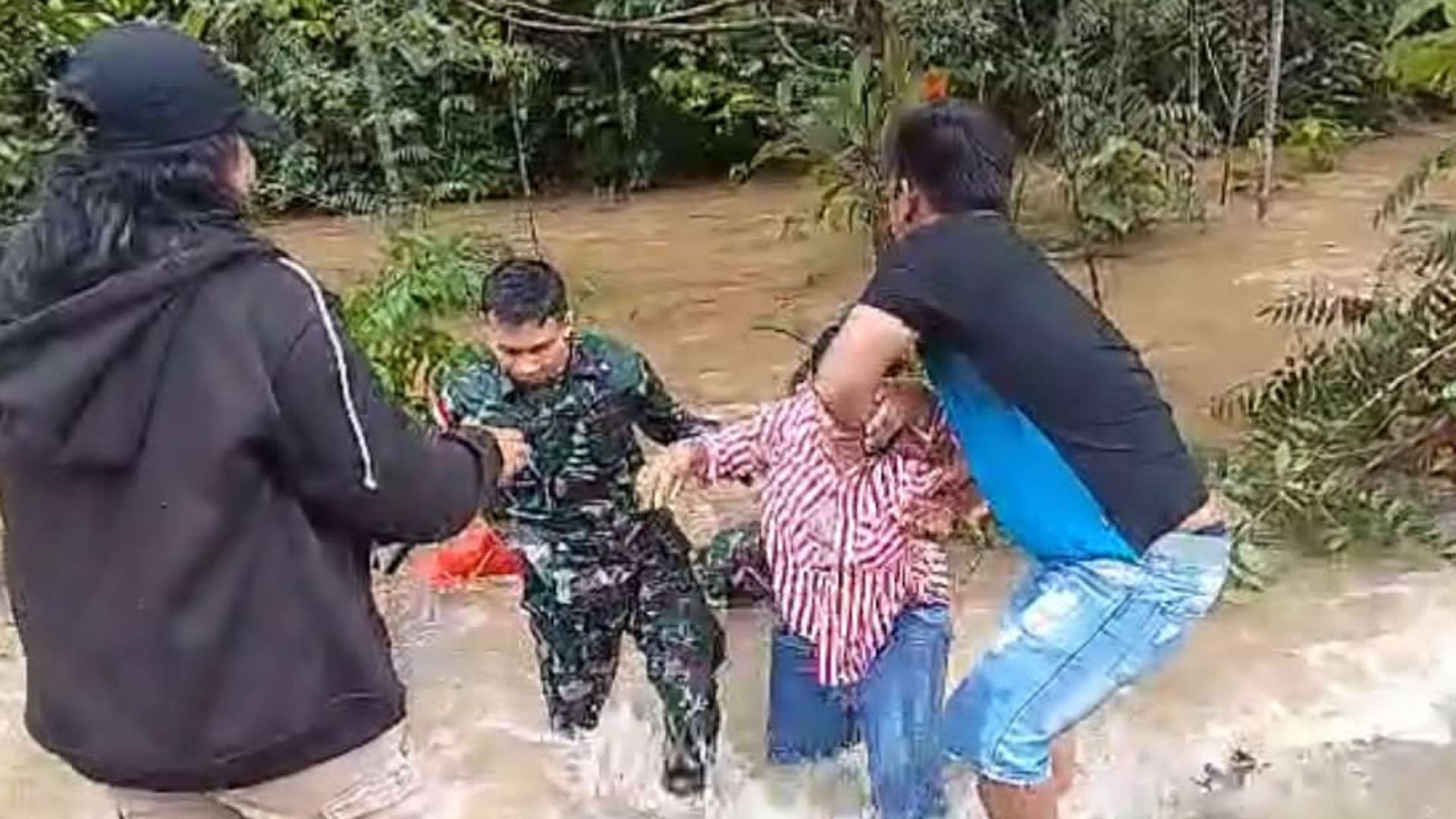 prajurit-satgas-yonif-725woroagi-tolong-pelajar-terbawa-arus-banjir
