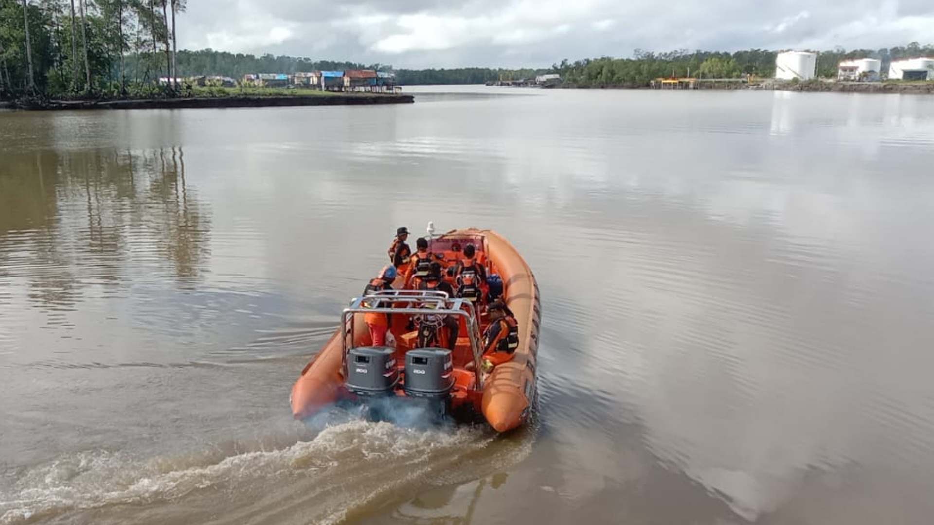 Tim SAR gabungan Timika melakukan pencarian terhadap dua nelayan yang mengalami kecelakaan di muara Portsite Timika. Foto: Humas SAR Timika