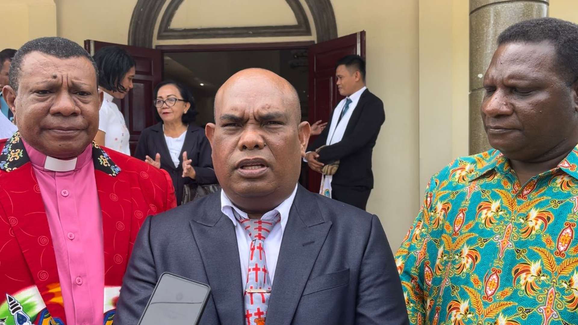 soleman-jambormias-dilantik-jadi-ketua-ypk-se-tanah-papua