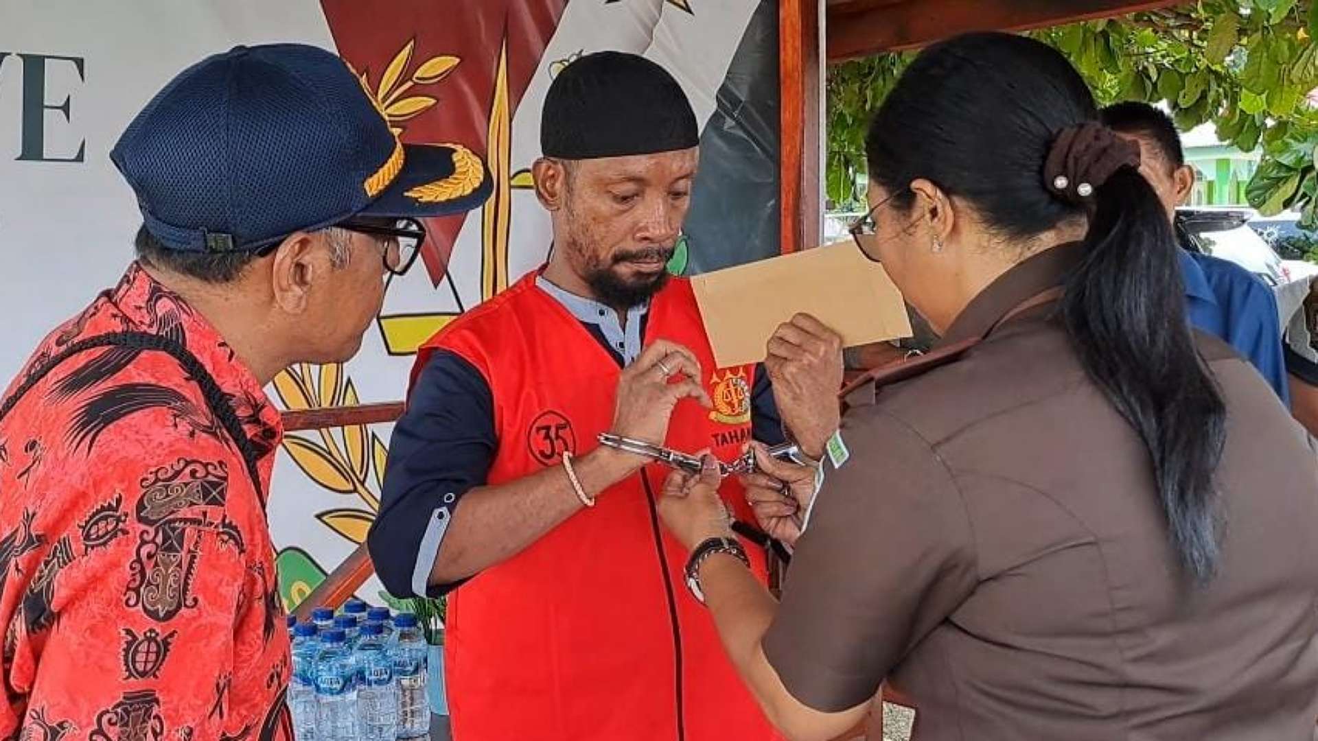 restorative-justice-kejari-mimika-kembalikan-tersangka-penganiayaan-ke-keluarga