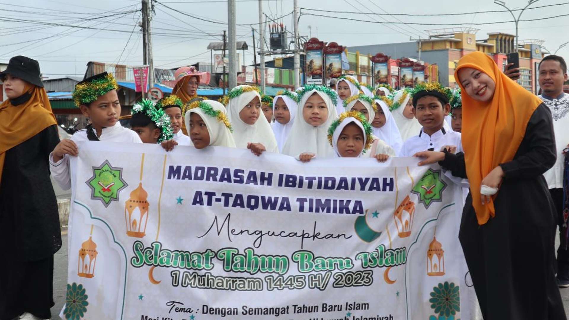 ribuan-umat-muslim-timika-pawai-taaruf-sambut-tahun-baru-1445hijriah