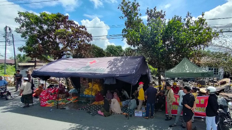pmi-dirikan-tenda-darurat-di-lokasi-kebakaran-nawaripi