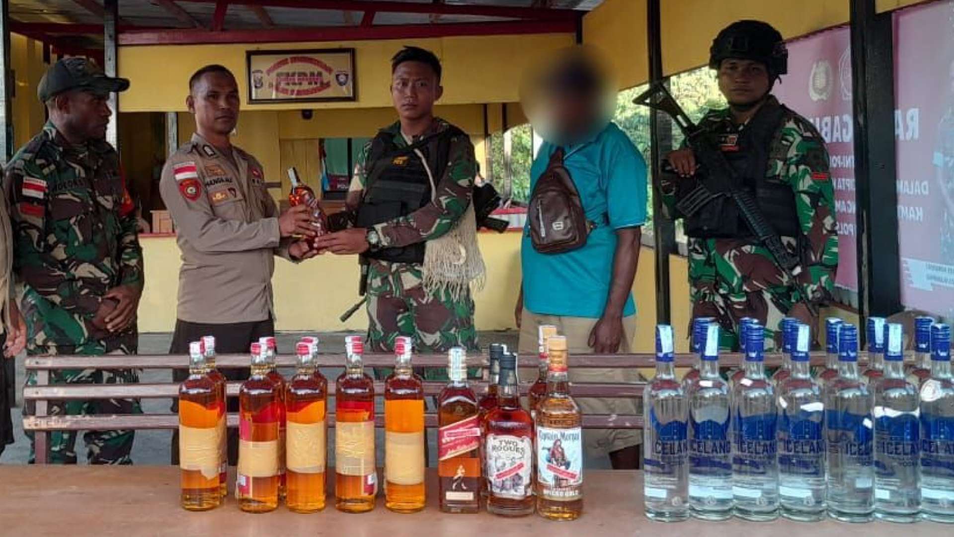 satgas-pamtas-ri-png-tangkap-5-penyelundup-miras
