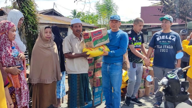 marthen-paiding-berikan-bantuan-ke-korban-kebakaran-nawaripi
