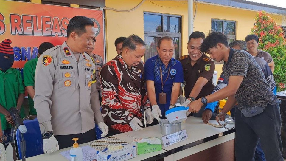 polres-mimika-musnahkan-barang-bukti-puluhan-gram-sabu-dan-ganja