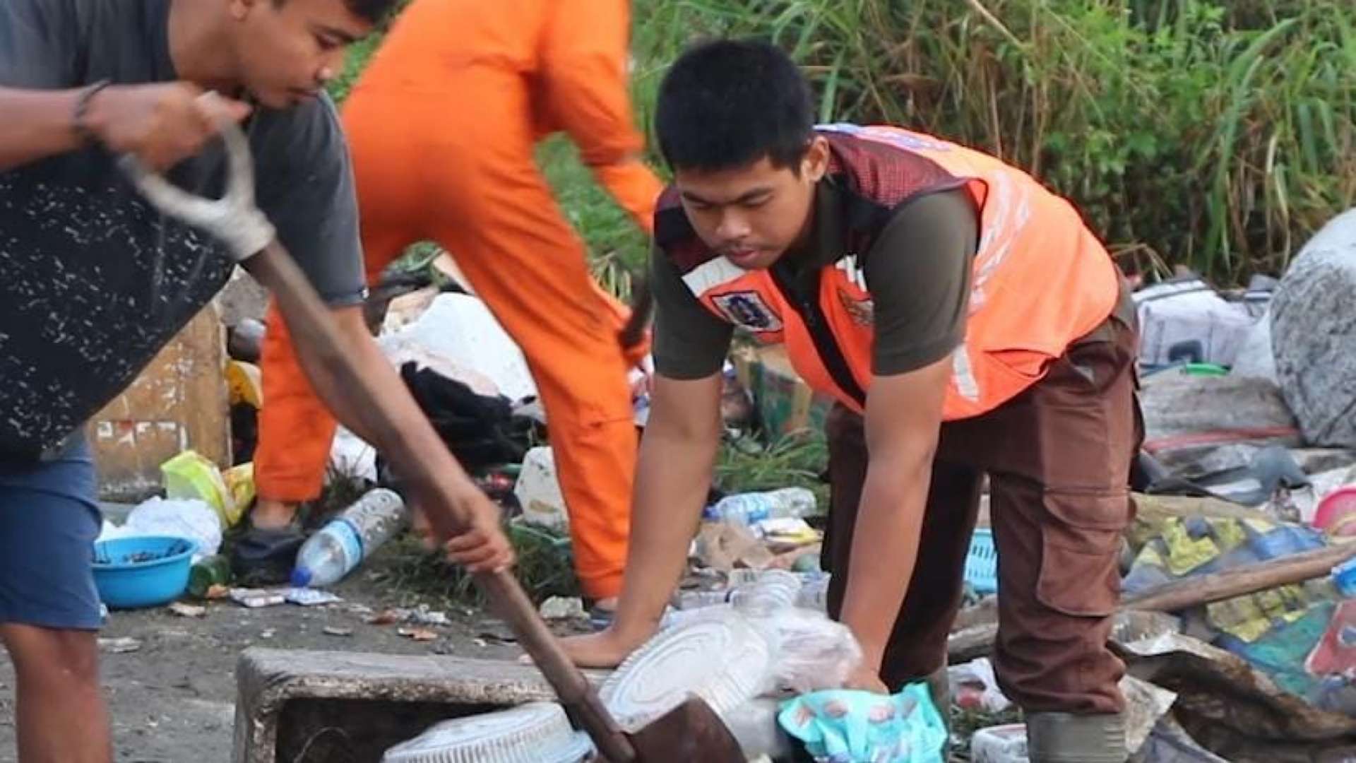 ulfandi-tukang-sampah-wujudkan-mimpi-jadi-polisi-di-papua