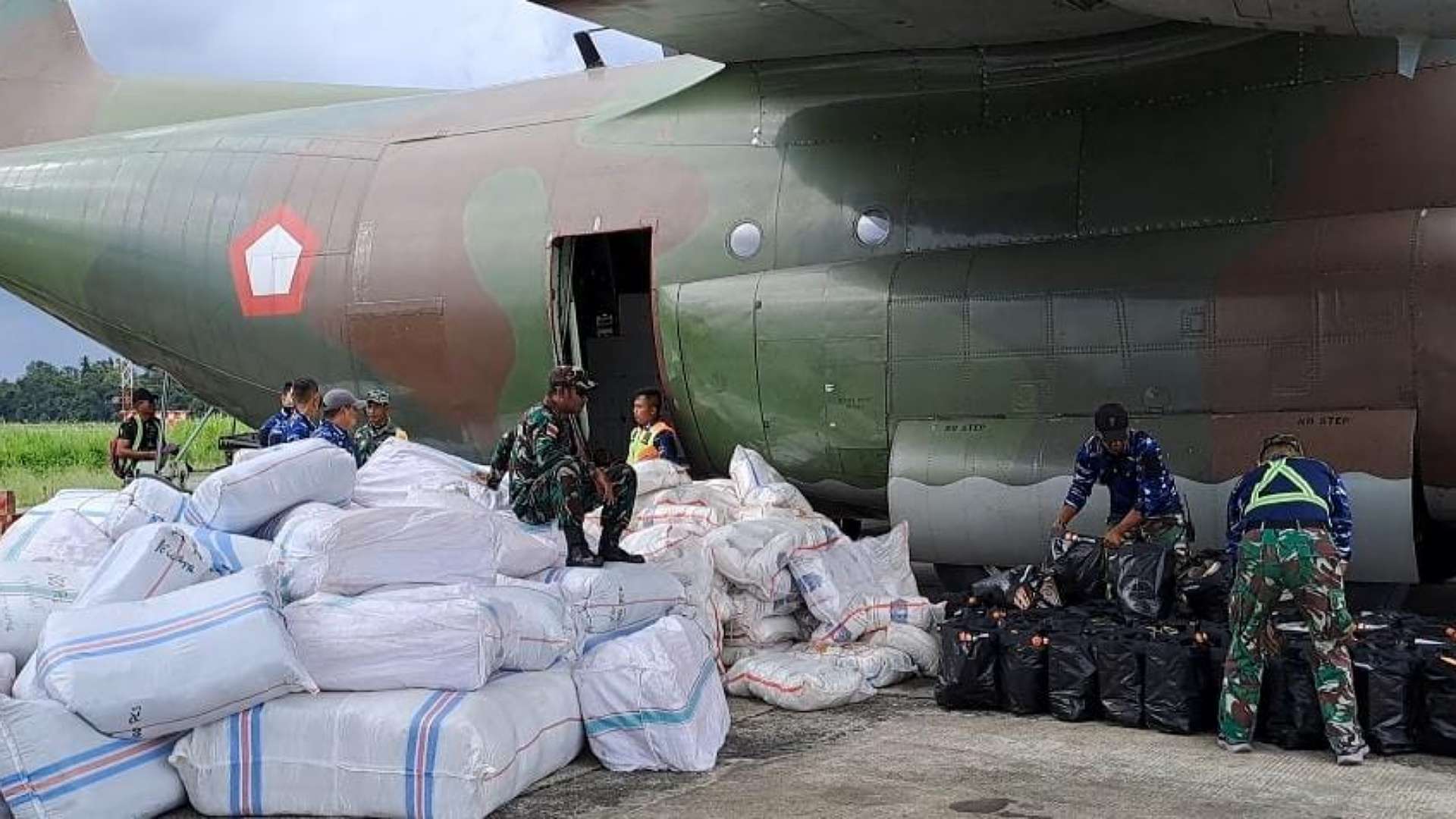bencana-kekeringan-panglima-tni-dan-kemensos-ri-salurkan-17-ton-logistik-ke-kabupaten-puncak