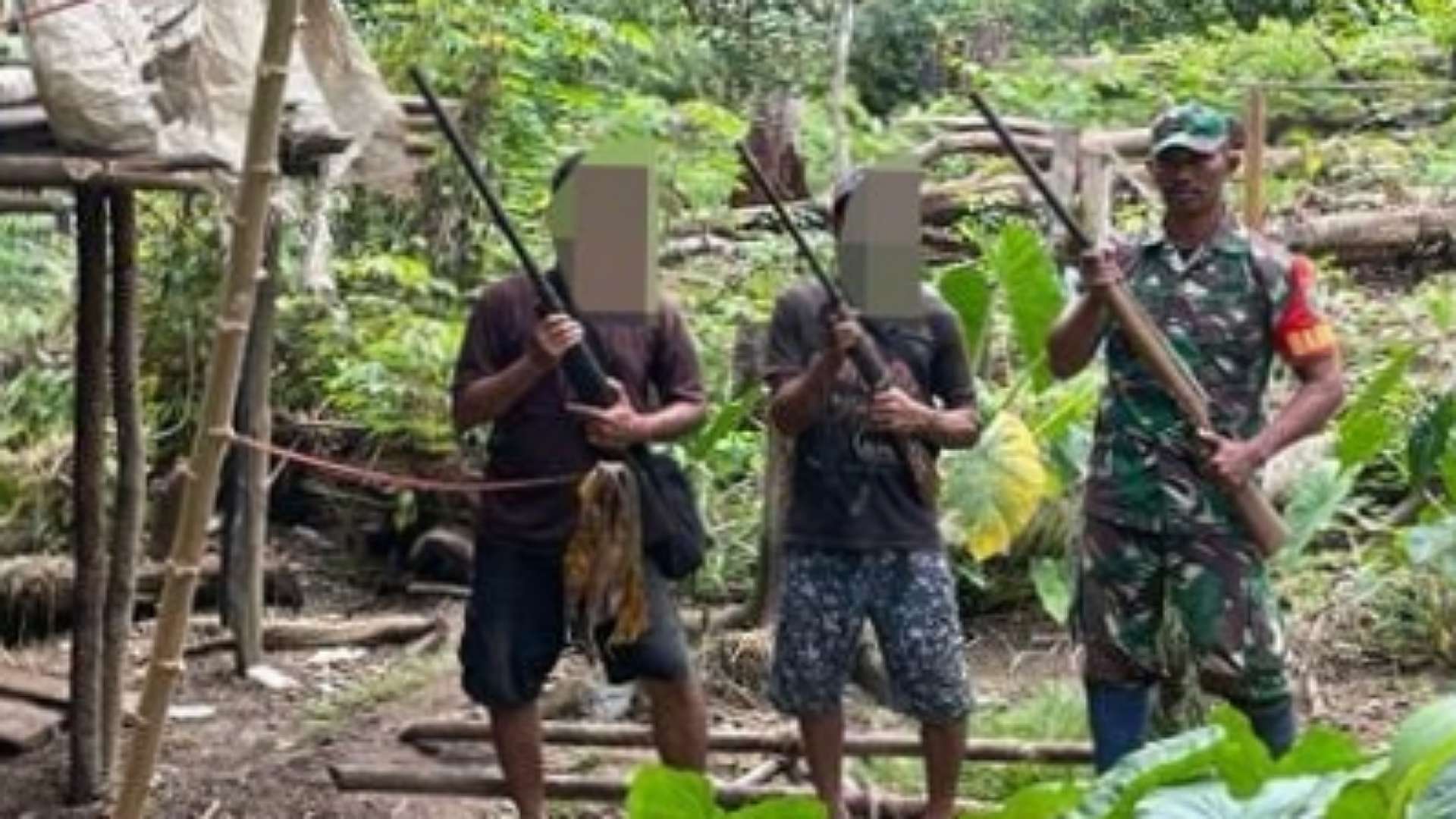 Penyerahan senjata api dan puluhan amunisi oleh LK kepada anggota Kodim 1711/BVD, Rabu (19/7/2023). Foto: Istimewa