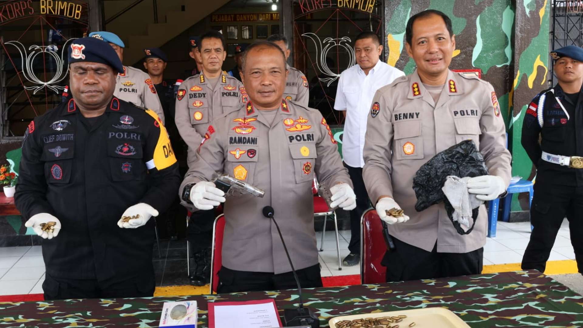 polisi-temukan-pistol-dan-ratusan-amunisi-aktif-dikubur-dalam-tanah
