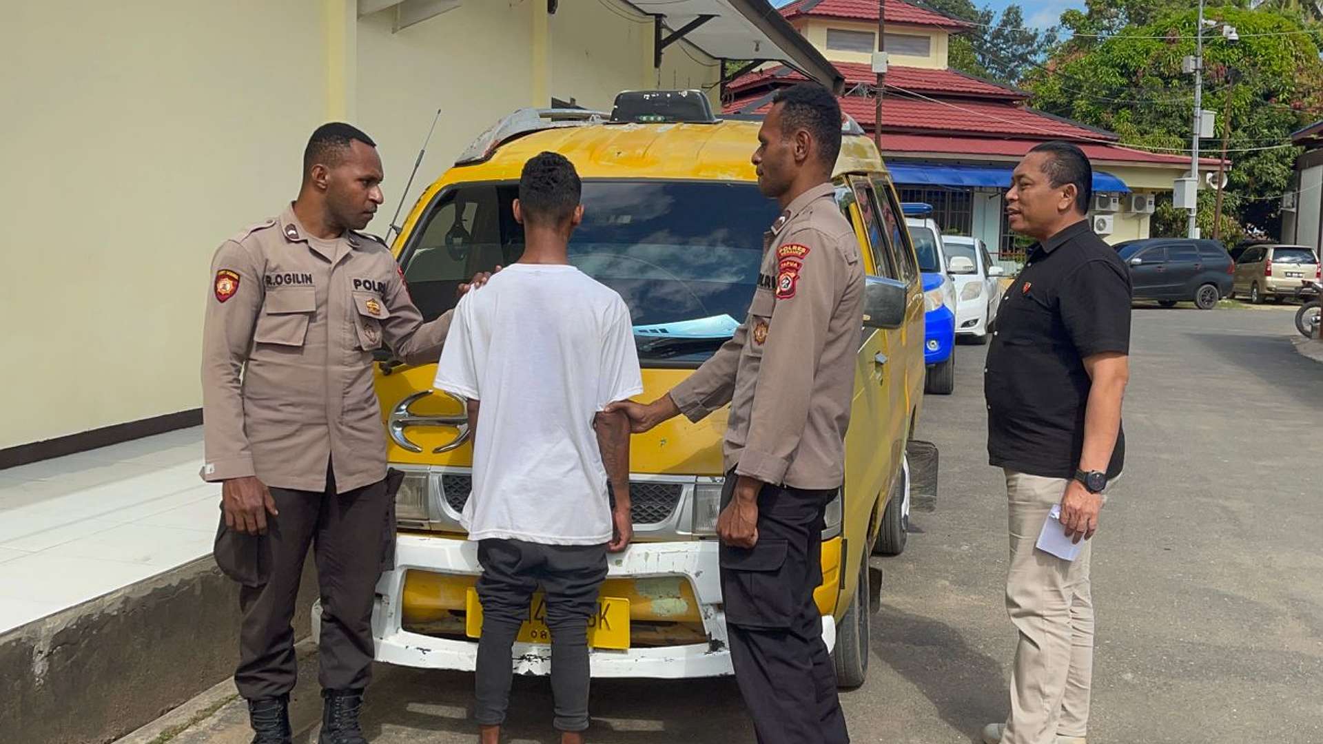 Polisi menangkap sopir taksi usai aksi cabulnya viral di media sosial. Foto: Ami/ Papua60detik
