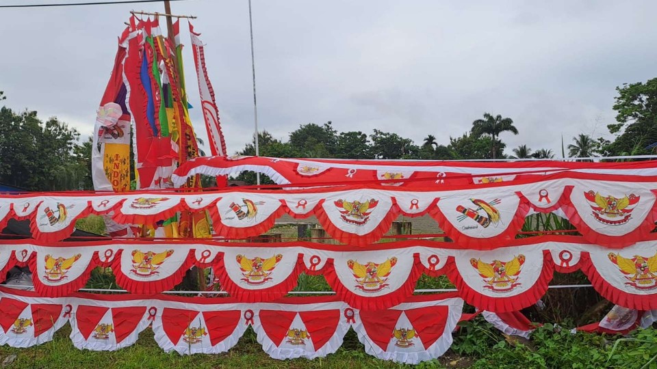 Salah satu titik penjualan ornamen merah putih di Kota Timika. Foto: Amma/ Papua60detik