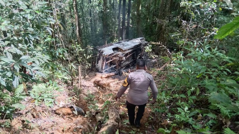 Mobil Hilux yang mengalami kecelakaan di di KM 58 Jalan Poros Nabire - Paniai, Distrik Uwapa, Nabire, Papua, Sabtu (29/7/2023). Foto: Humas Polda Papua