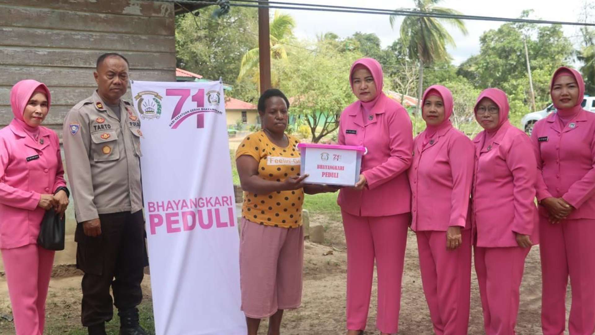 Ketua Bhayangkari Merauke, Gita Sandi Sultan memberikan paket sembako kepada warga di Kampung Yasa Mulya Distrik Tanah Miring. Foto: Istimewa