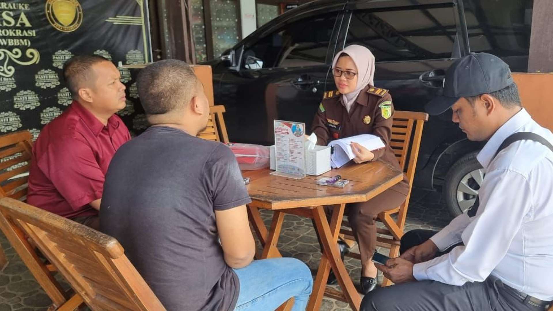 polisi-serahkan-tersangka-kasus-perdagangan-orang-ke-kejari-merauke