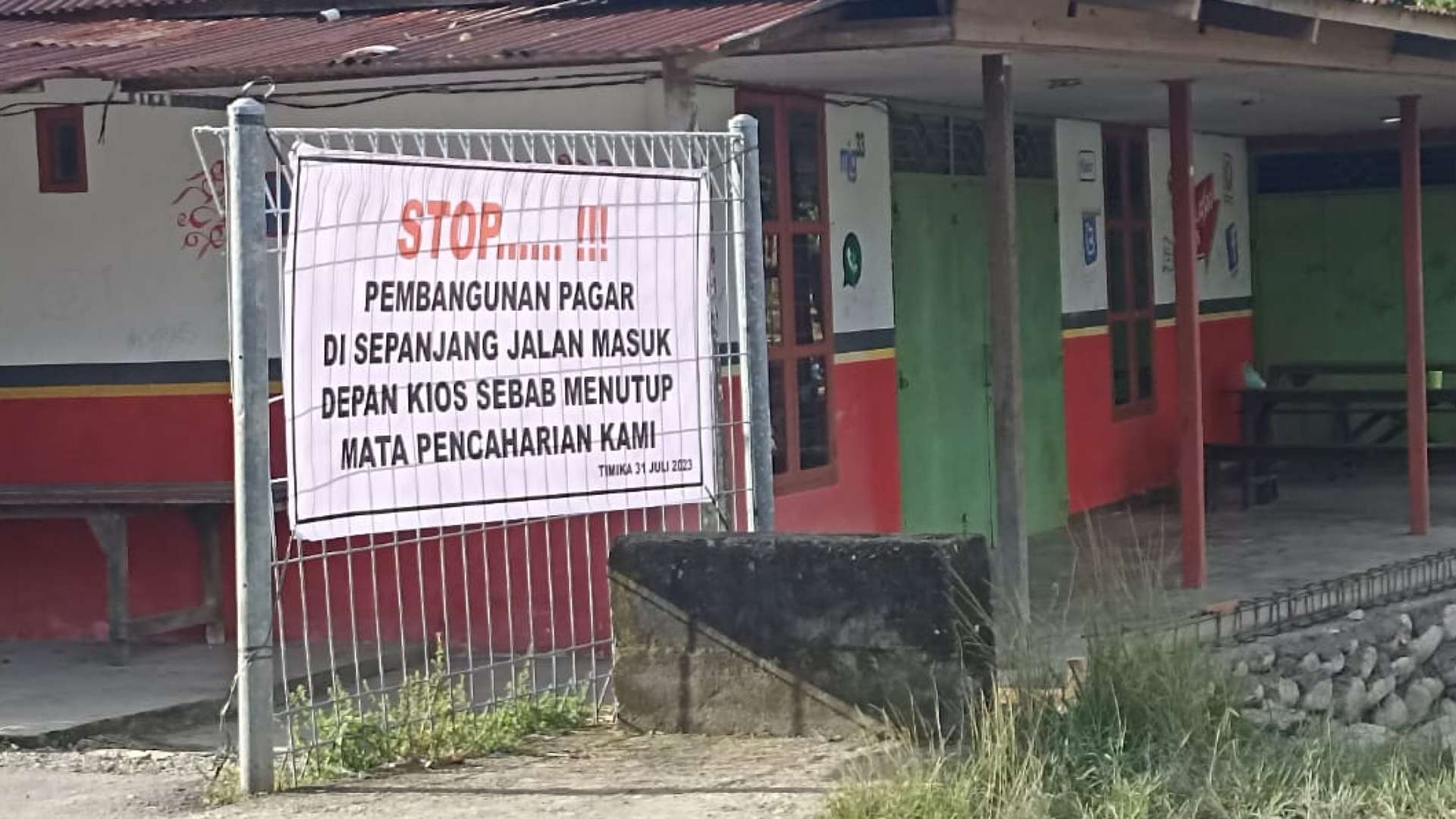 warga-protes-pembangunan-pagar-rsud-mimika-anton-pemenuhan-standar-rumah-sakit