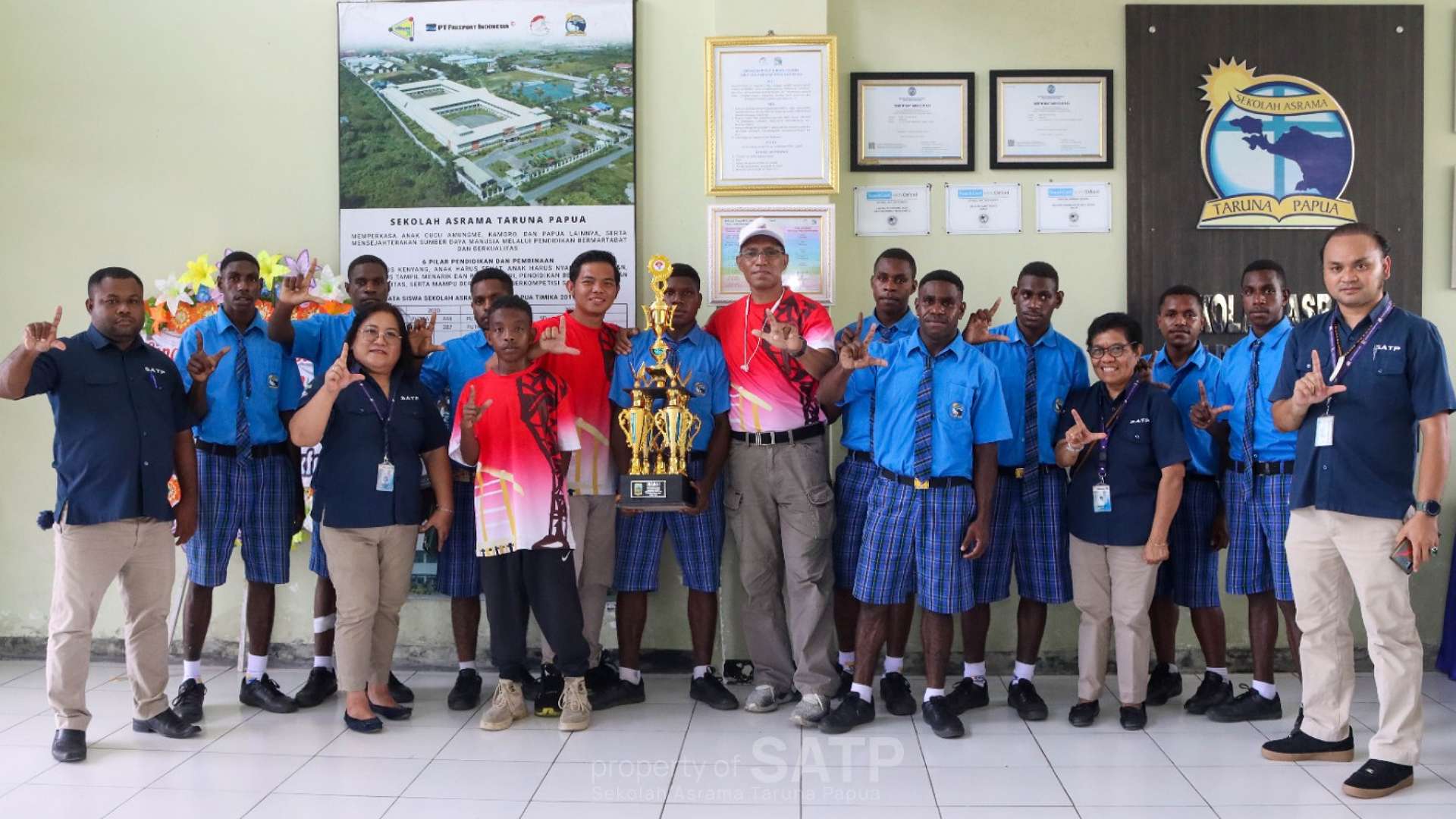 juara-turnamen-voli-se-papua-tengah-tim-voli-satp-dapat-penghargaan-pemkab-mimika