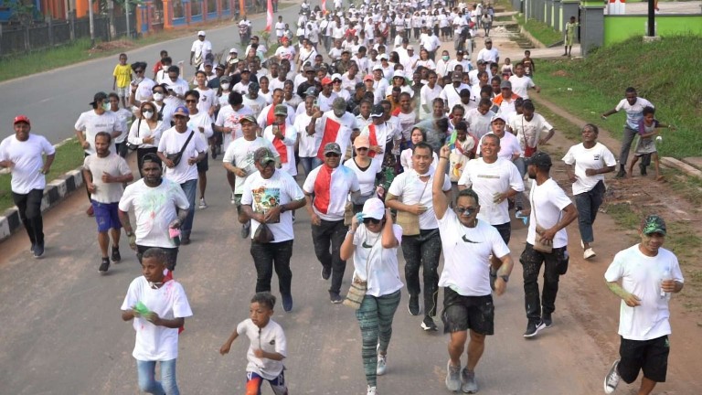 color-run-bersama-warga-mappi-michael-gomar-bagikan-5000-bendera-merah-putih