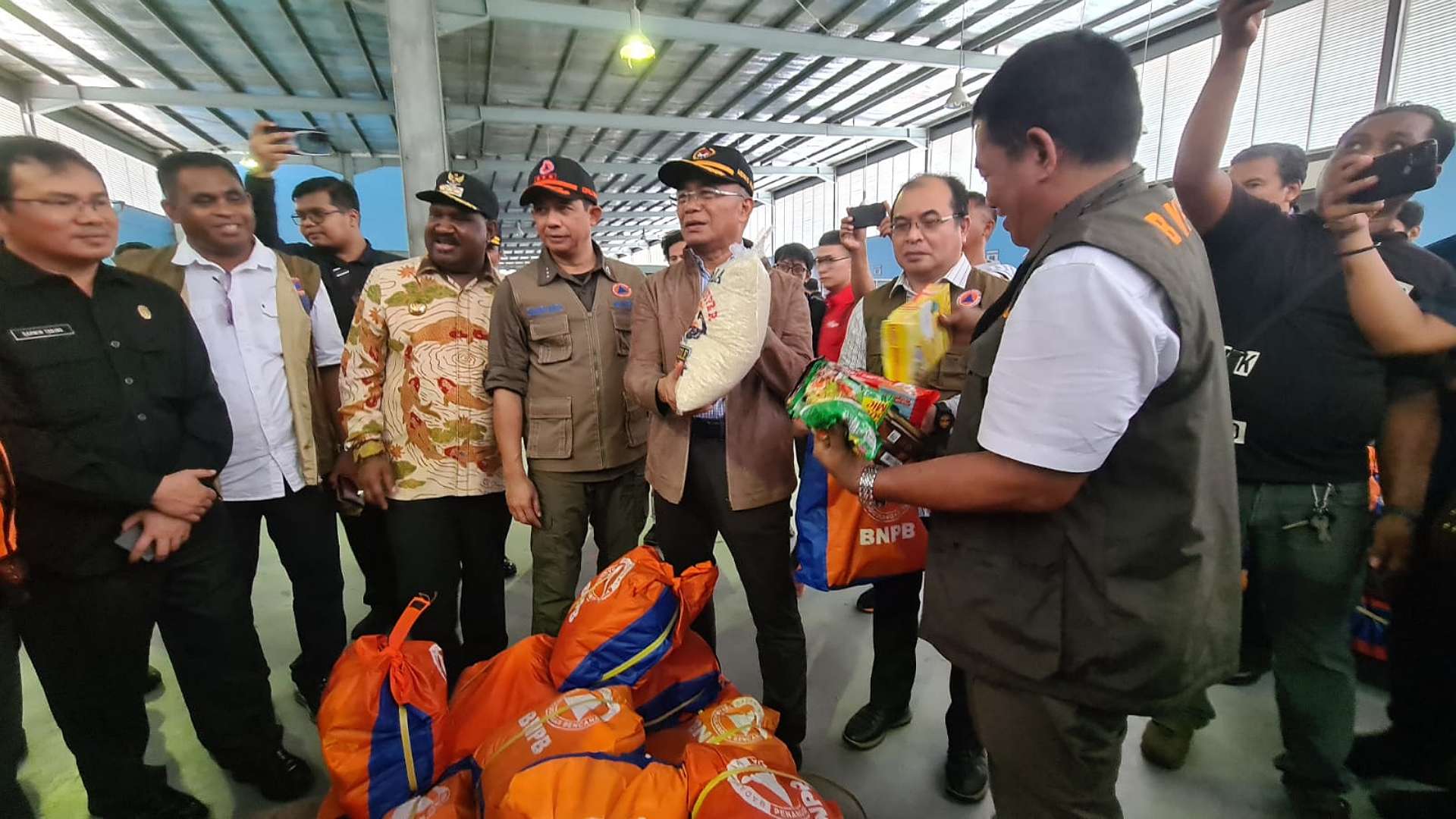 faktor-cuaca-menko-pmk-batal-terbang-ke-lokasi-bencana-kabupaten-puncak