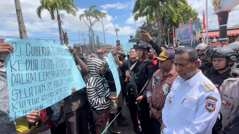sekelompok-warga-unjuk-rasa-desak-pj-gubenur-ganti-nama-dua-calon-anggota-mrp-papua-selatan