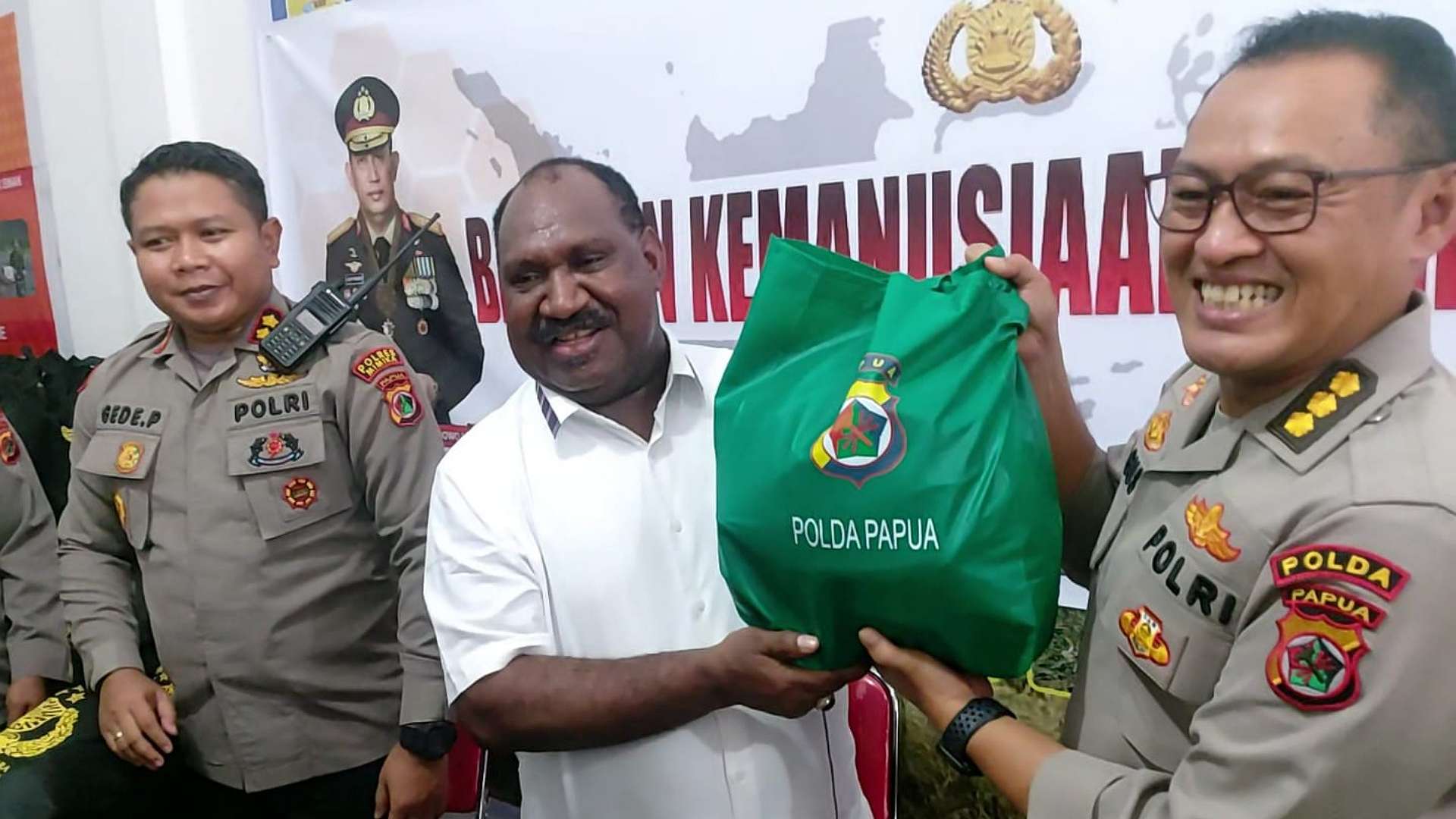 polri-beri-bantuan-ribuan-paket-sembako-untuk-warga-terdampak-bencana-kekeringan