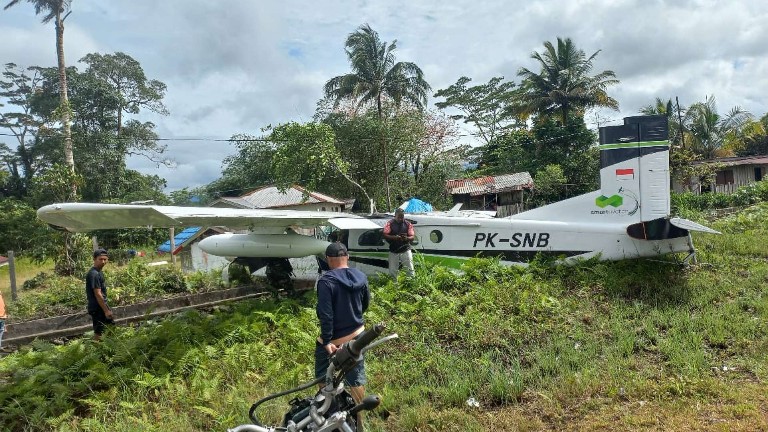 pesawat-smart-air-tergelincir-di-bandara-kenyam