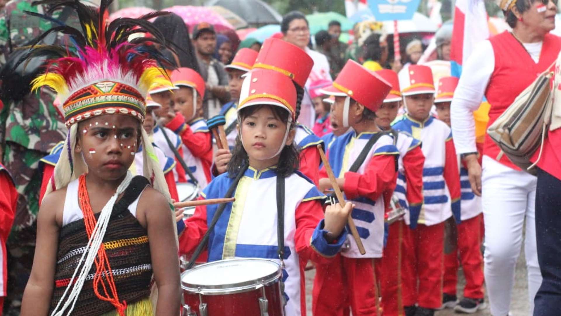 diguyur-hujan-peserta-karnaval-tetap-semangat-45