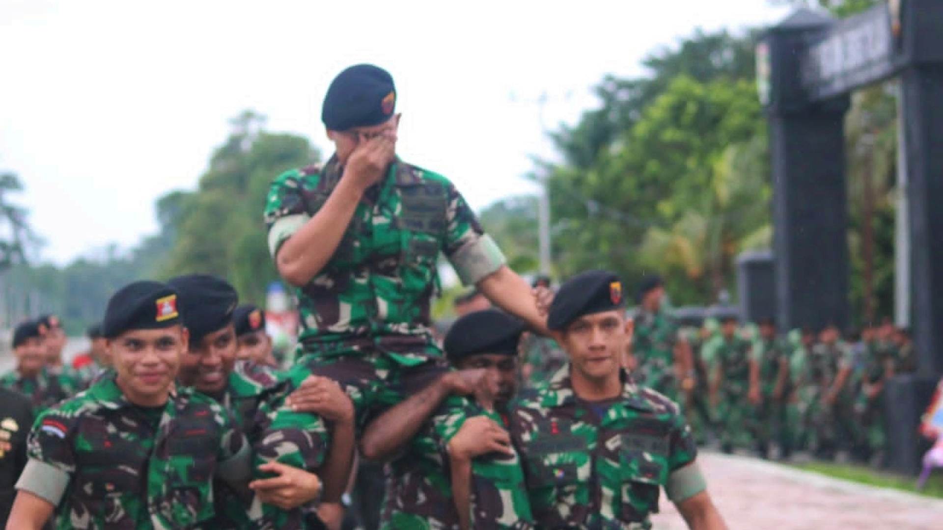 Prajurit TNI Denkav/3 Serigala Cetah mengangkat Mayor Kav adzan marjohan Nasution usai serah terima komandan baru, Sabtu (5/8/2023) kemarin. Foto: Pen Denkav/3SC