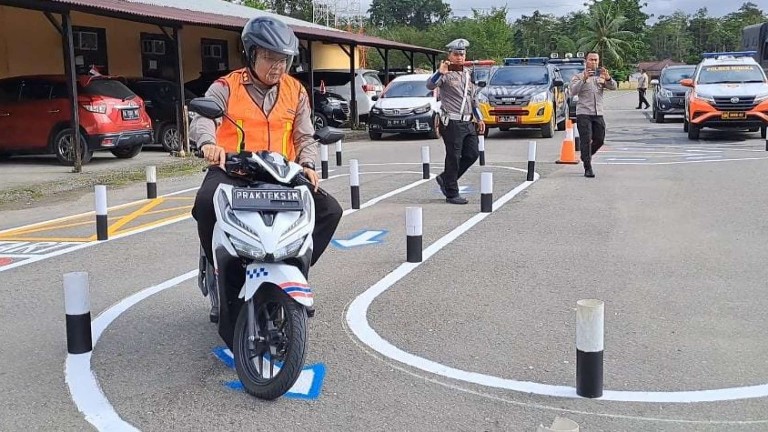 launching-sirkuit-ujian-sim-c-s-kapolres-mimika-unjuk-kebolehan