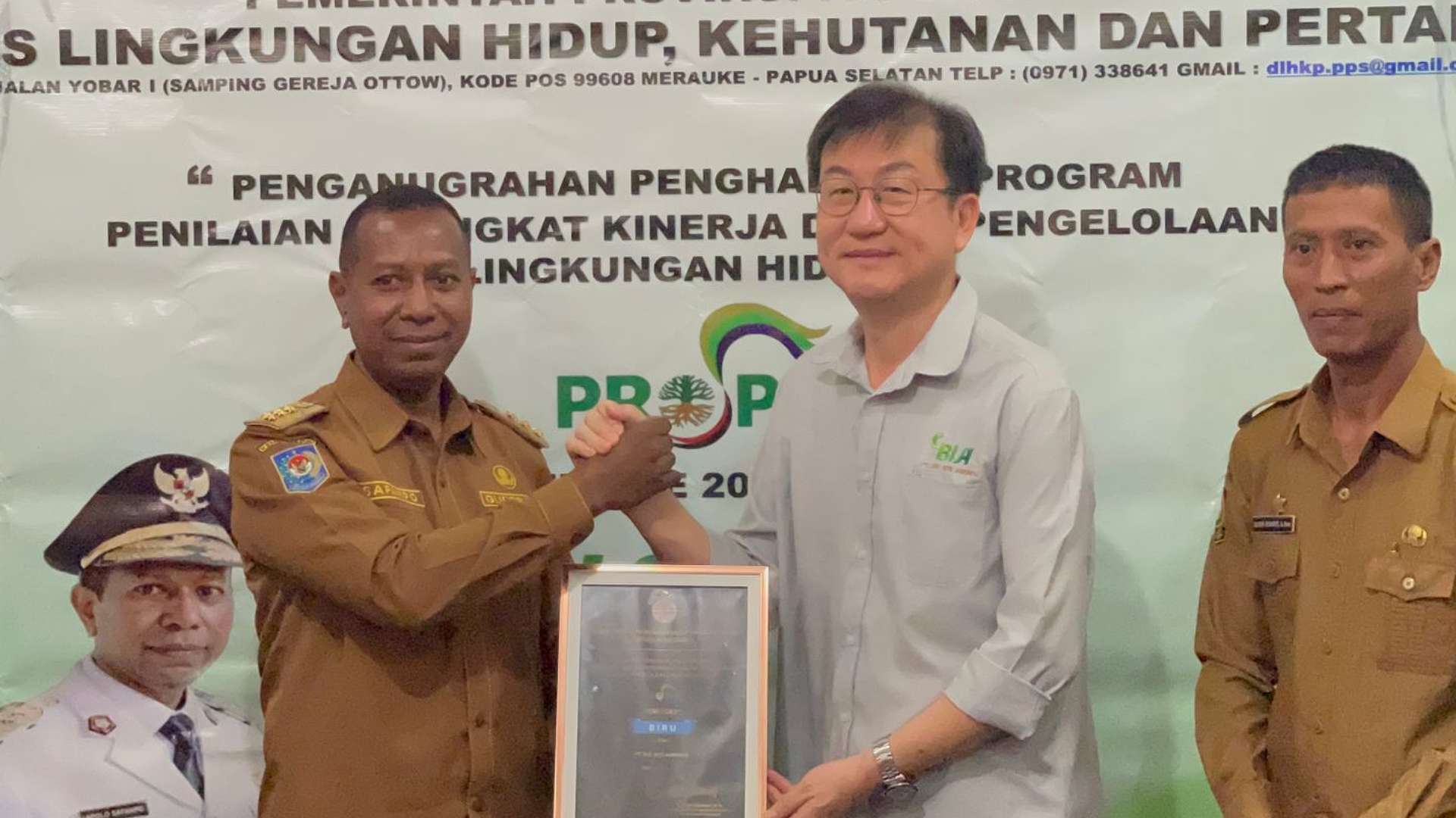 Pj Gubernur Papua Selatan Apolo Safanpo serahkan penghargaan kepada Direktur PT BIA, Cho Seung Ryong. Foto: Ami/ Papua60detik