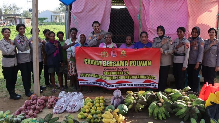 polwan-merauke-bagikan-paket-sembako-sambut-hari-jadinya